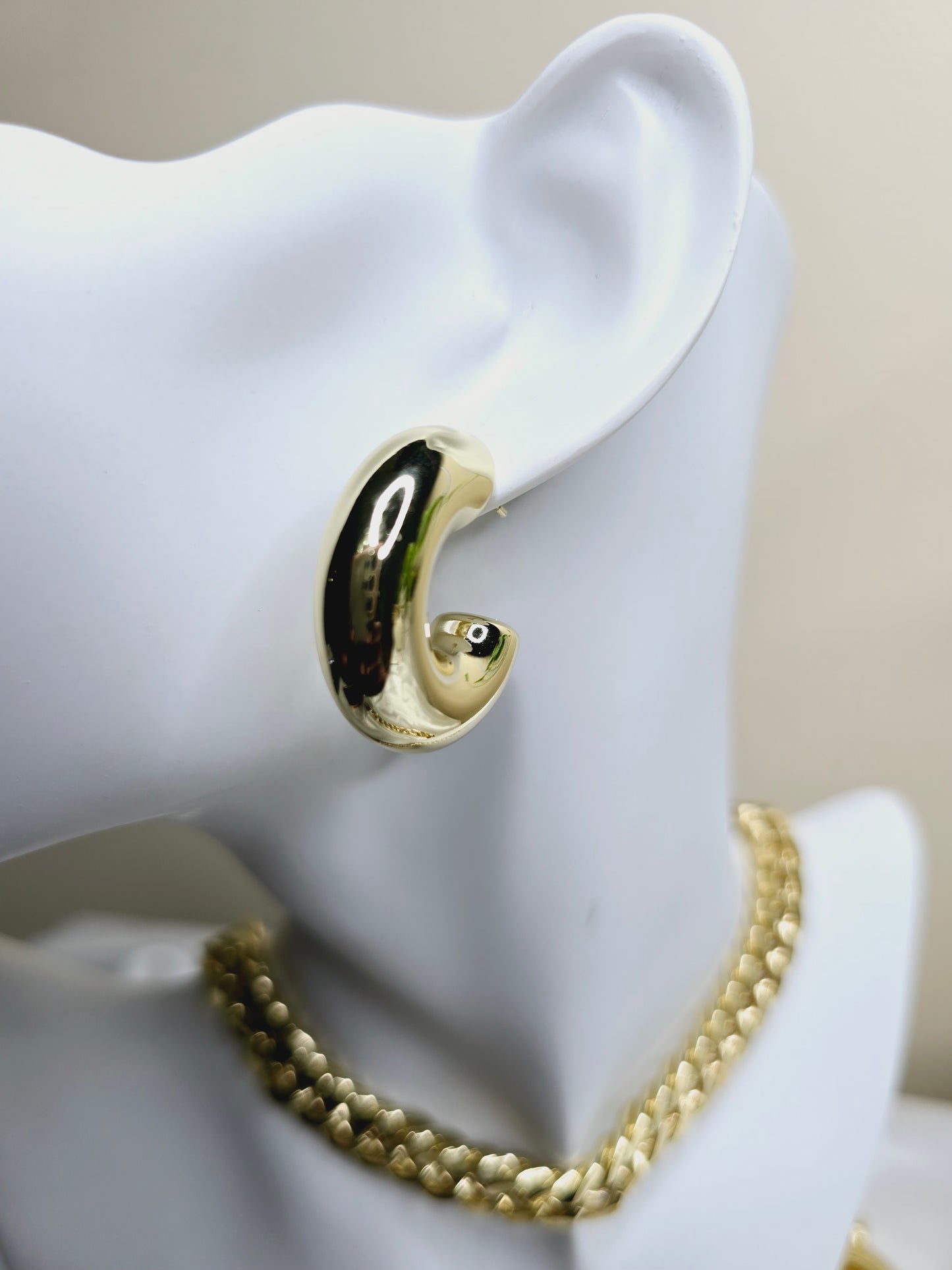 Minimalist gold filled medium circle earrings pla1n AR0036