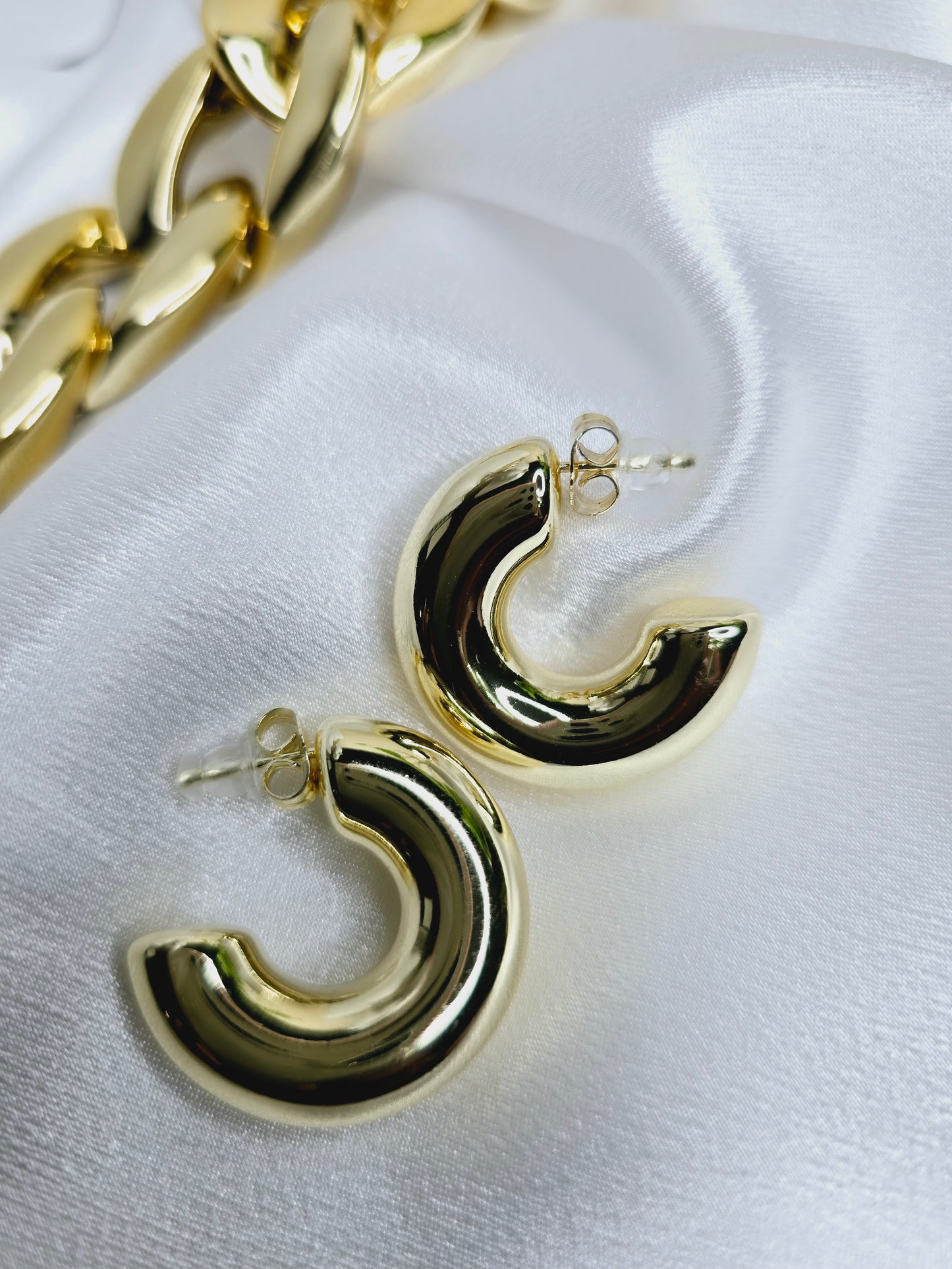 Minimalist gold filled medium circle earrings pla1n AR0036