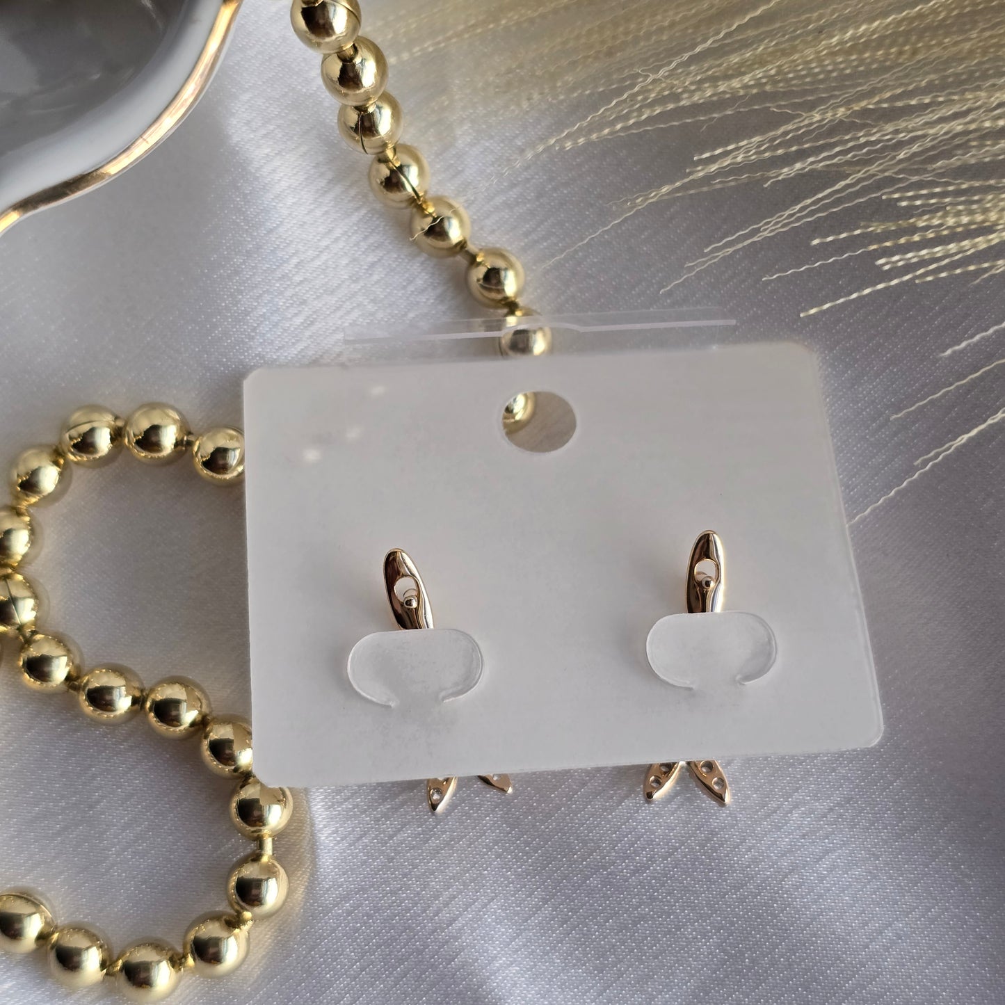 Round versa style earring with stone in the center, high quality AR0018