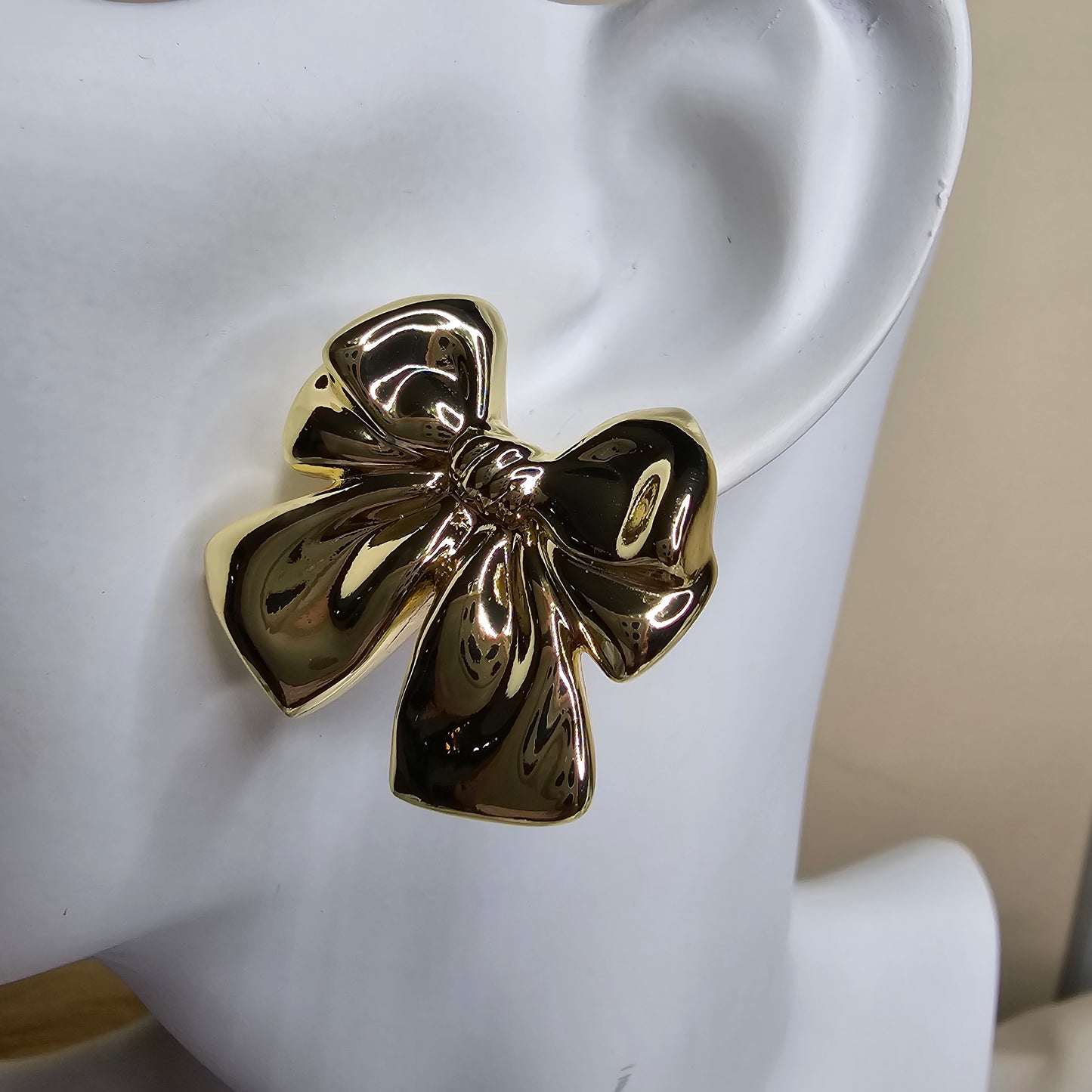 Earring | High quality laminated gold large bow earring AR0029