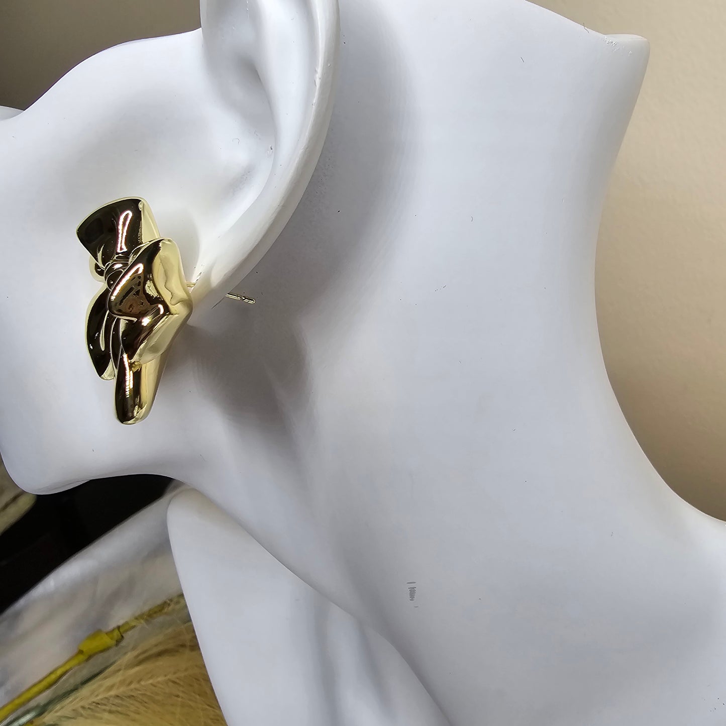 Earring | High quality laminated gold large bow earring AR0029