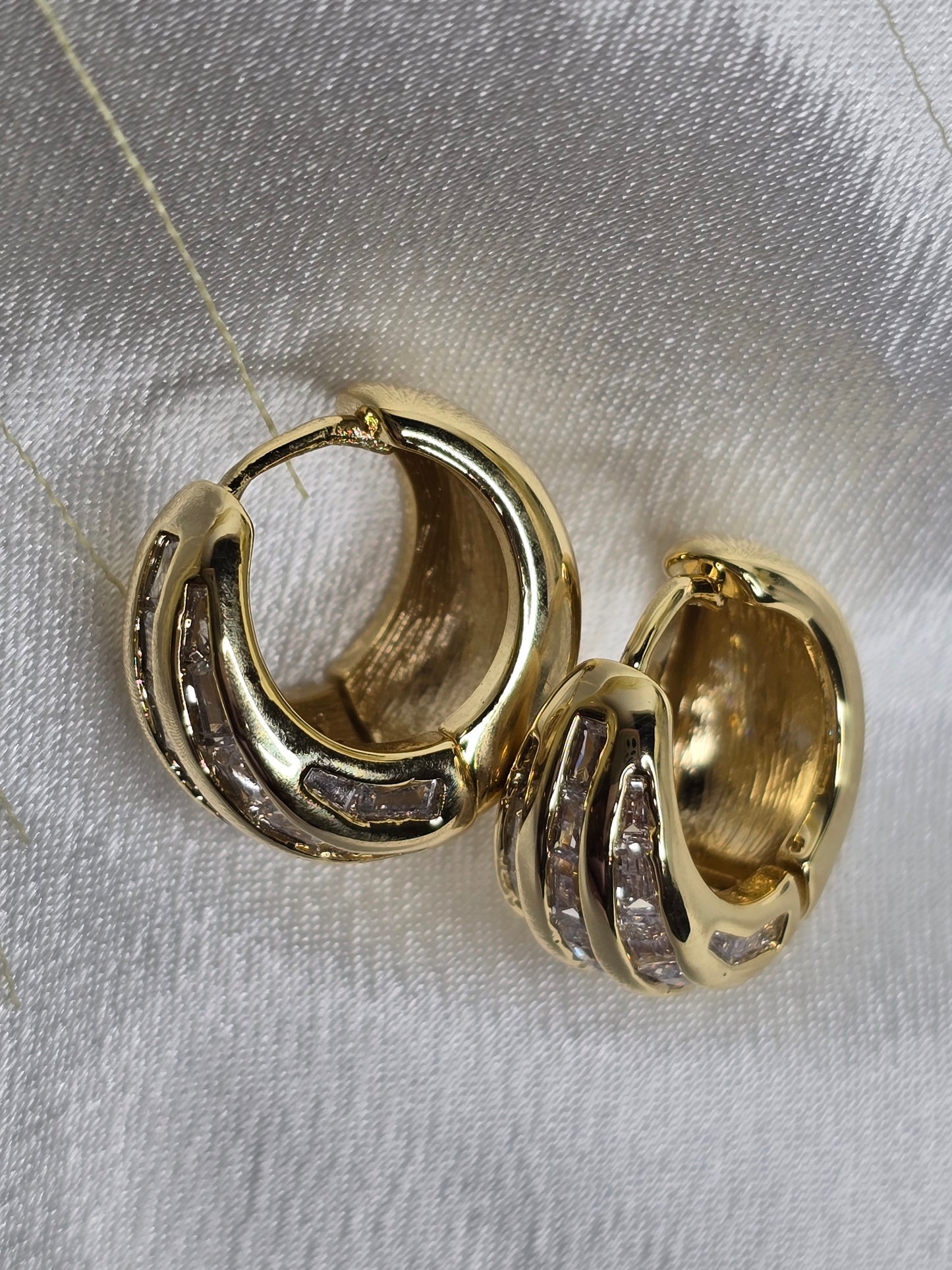 Small hoop earring with diamonds AR0040