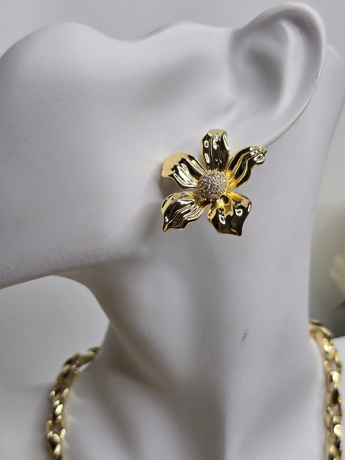 Medium flower earring with diamonds AR0047