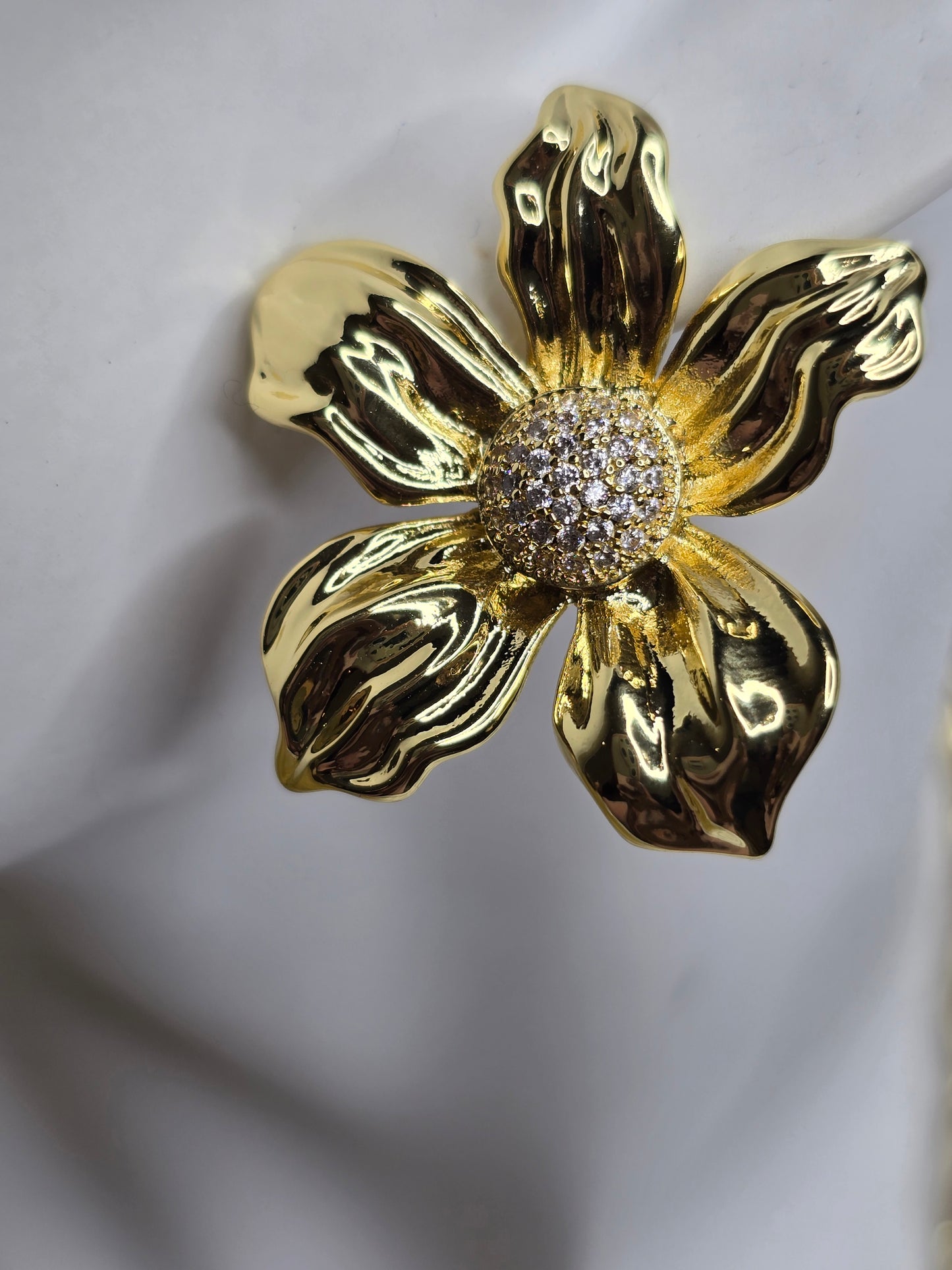 Medium flower earring with diamonds AR0047