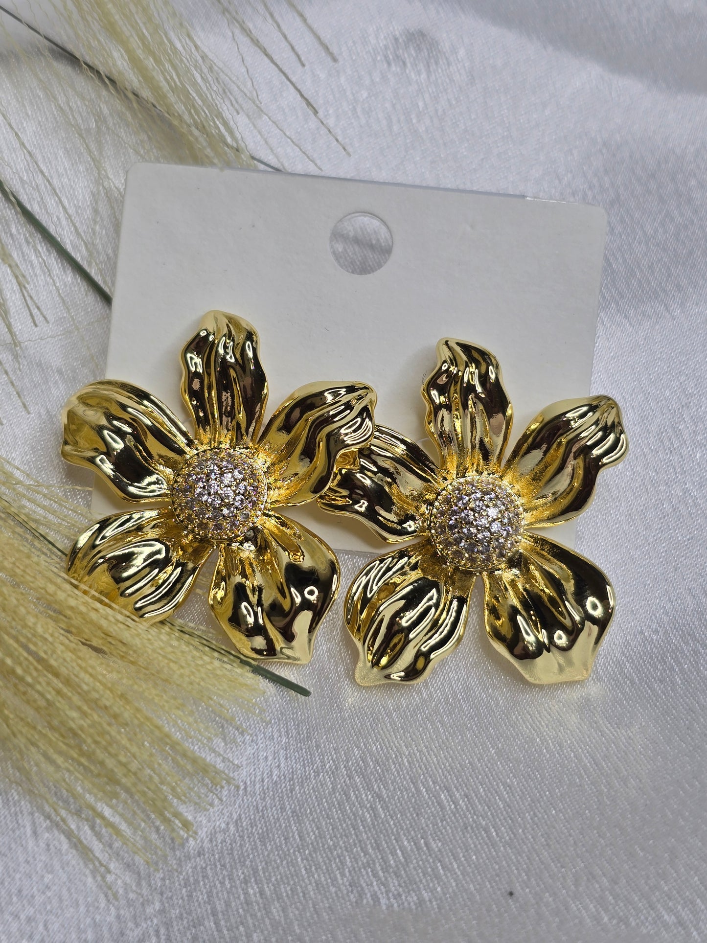 Medium flower earring with diamonds AR0047