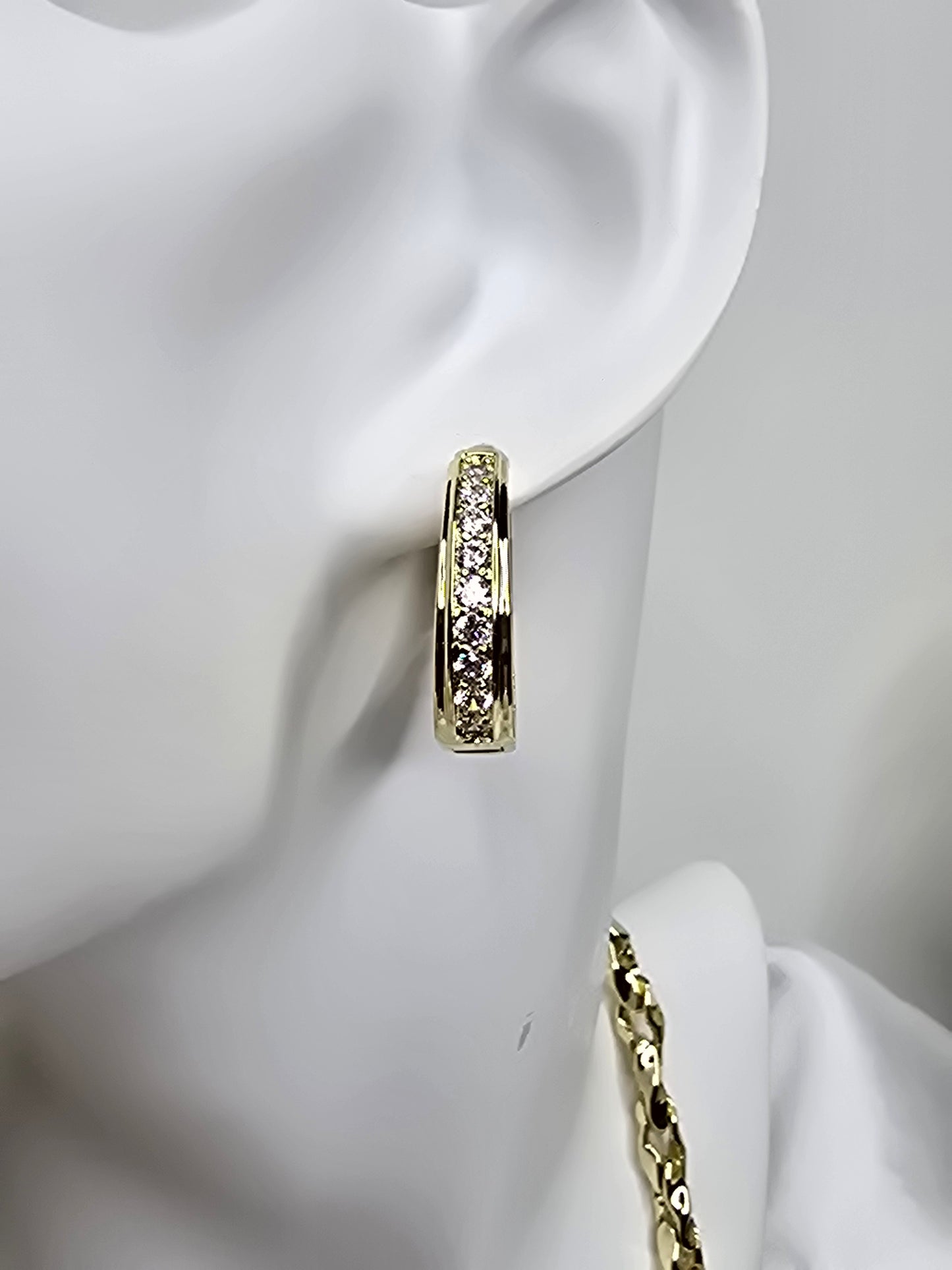Medium oval hoop earring with diamonds AR0044
