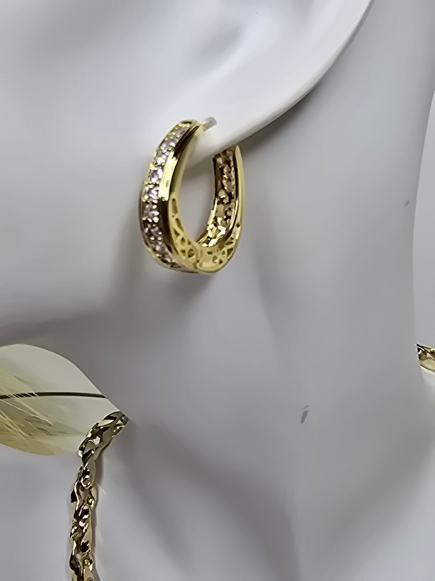 Medium oval hoop earring with diamonds AR0044