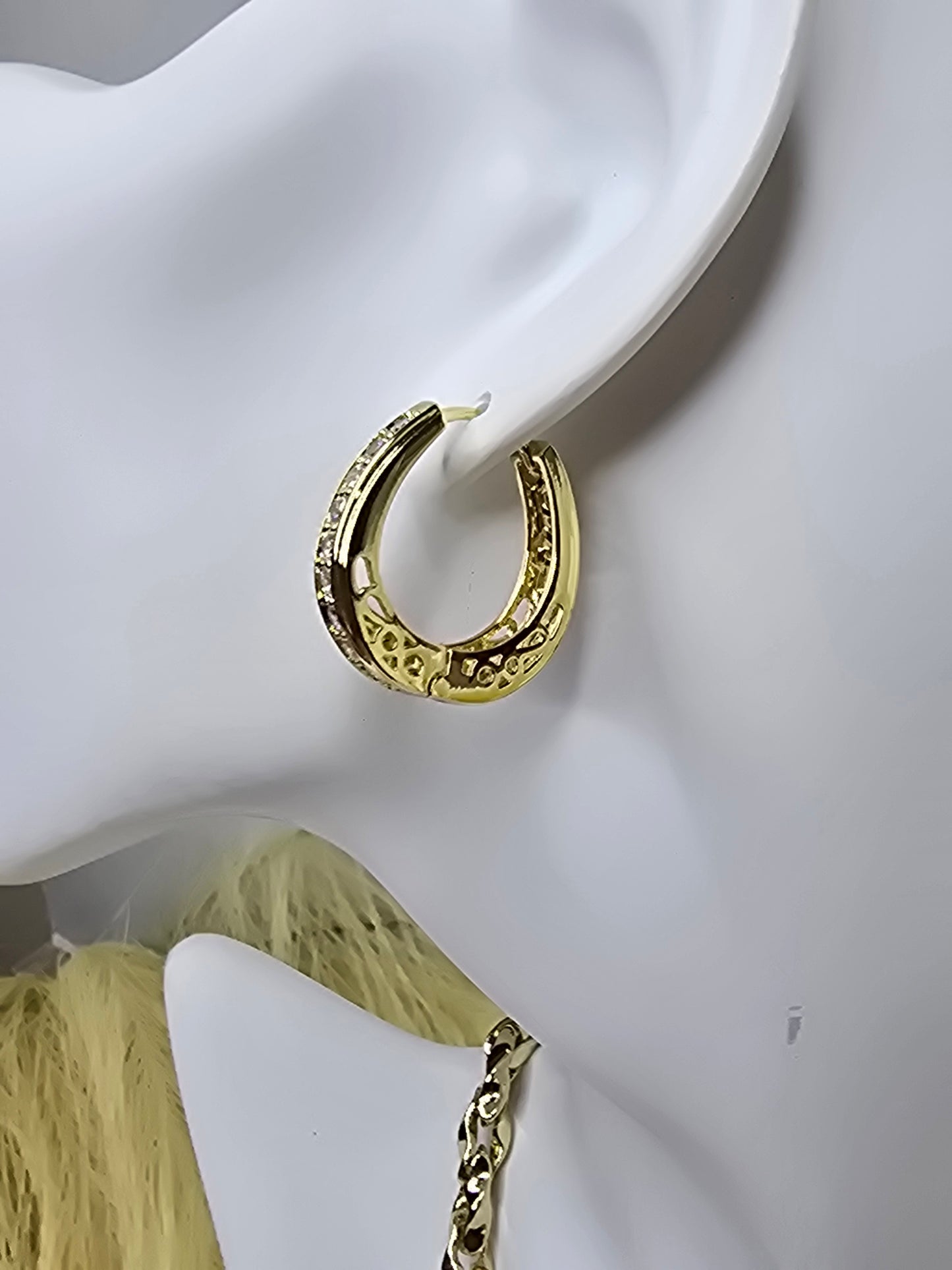 Medium oval hoop earring with diamonds AR0044