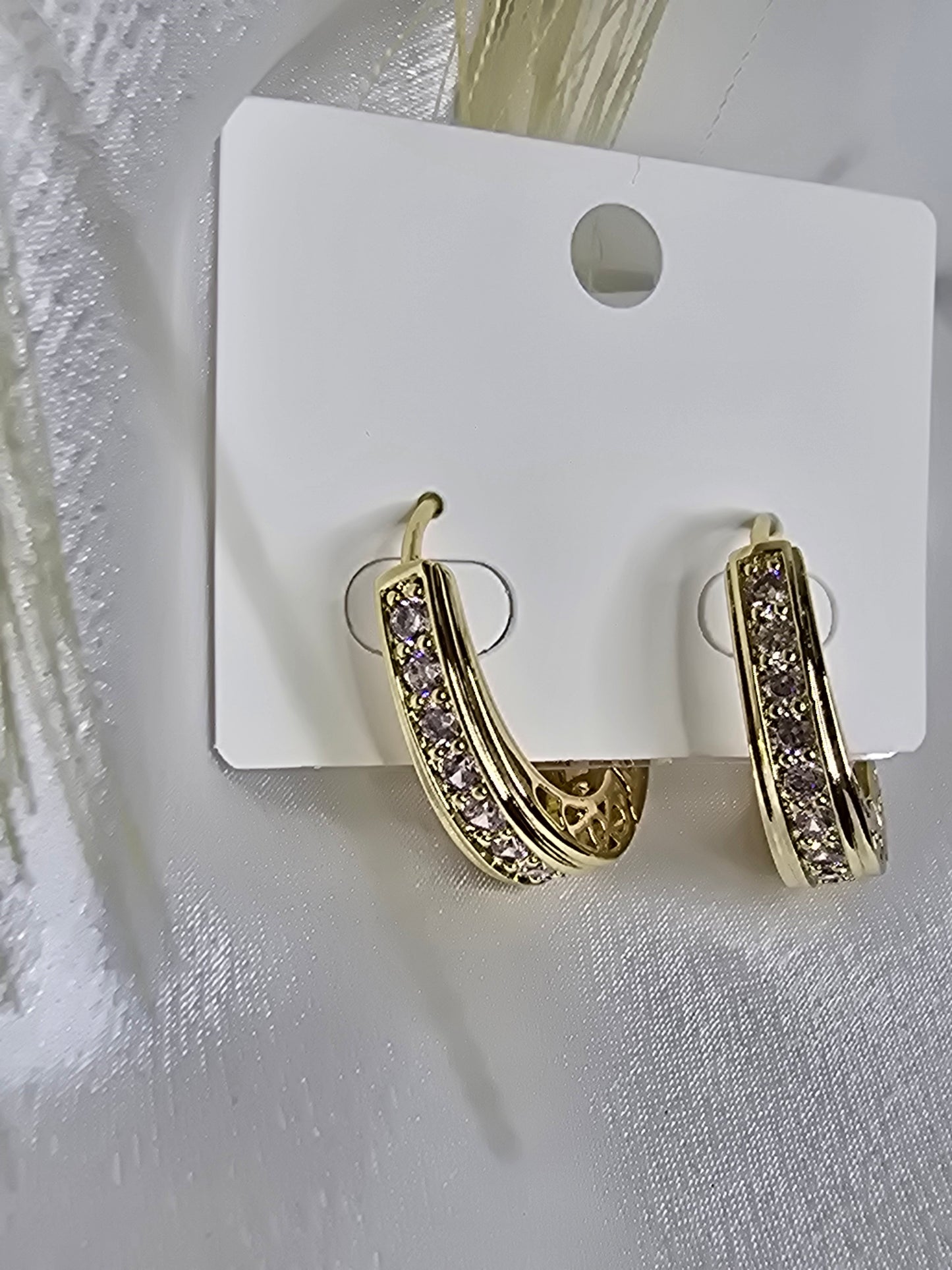 Medium oval hoop earring with diamonds AR0044