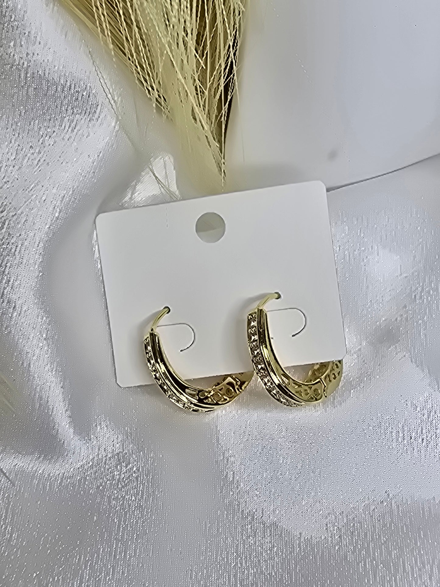 Medium oval hoop earring with diamonds AR0044
