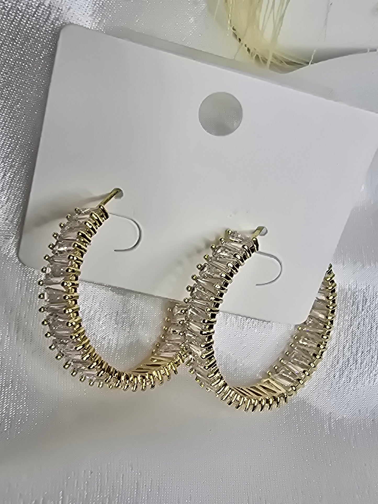 Medium hoop earring with diamonds AR0042.1