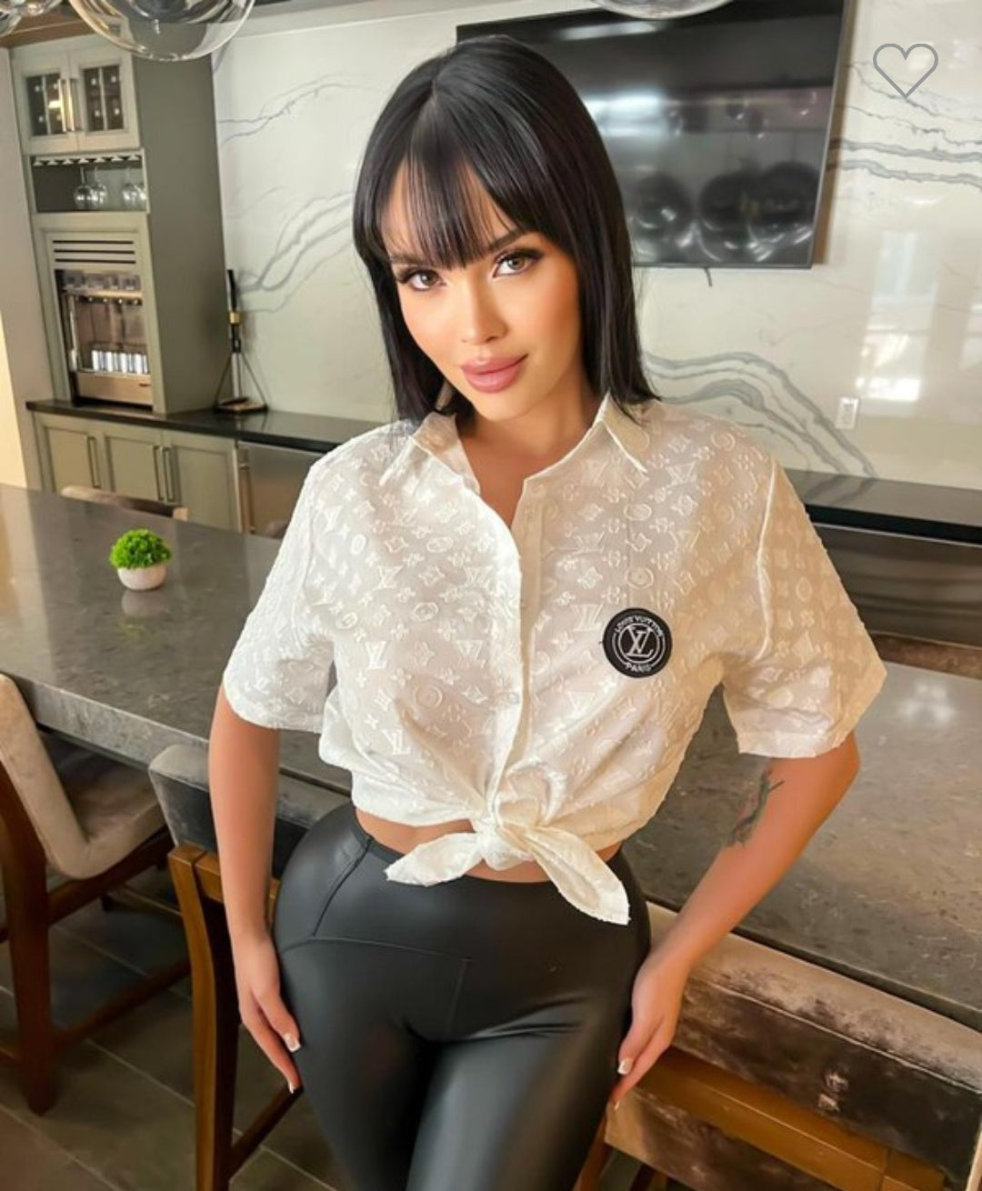 CAMISA CON MANGA Y CUELLO ESTILO LV BLANCA talla inica