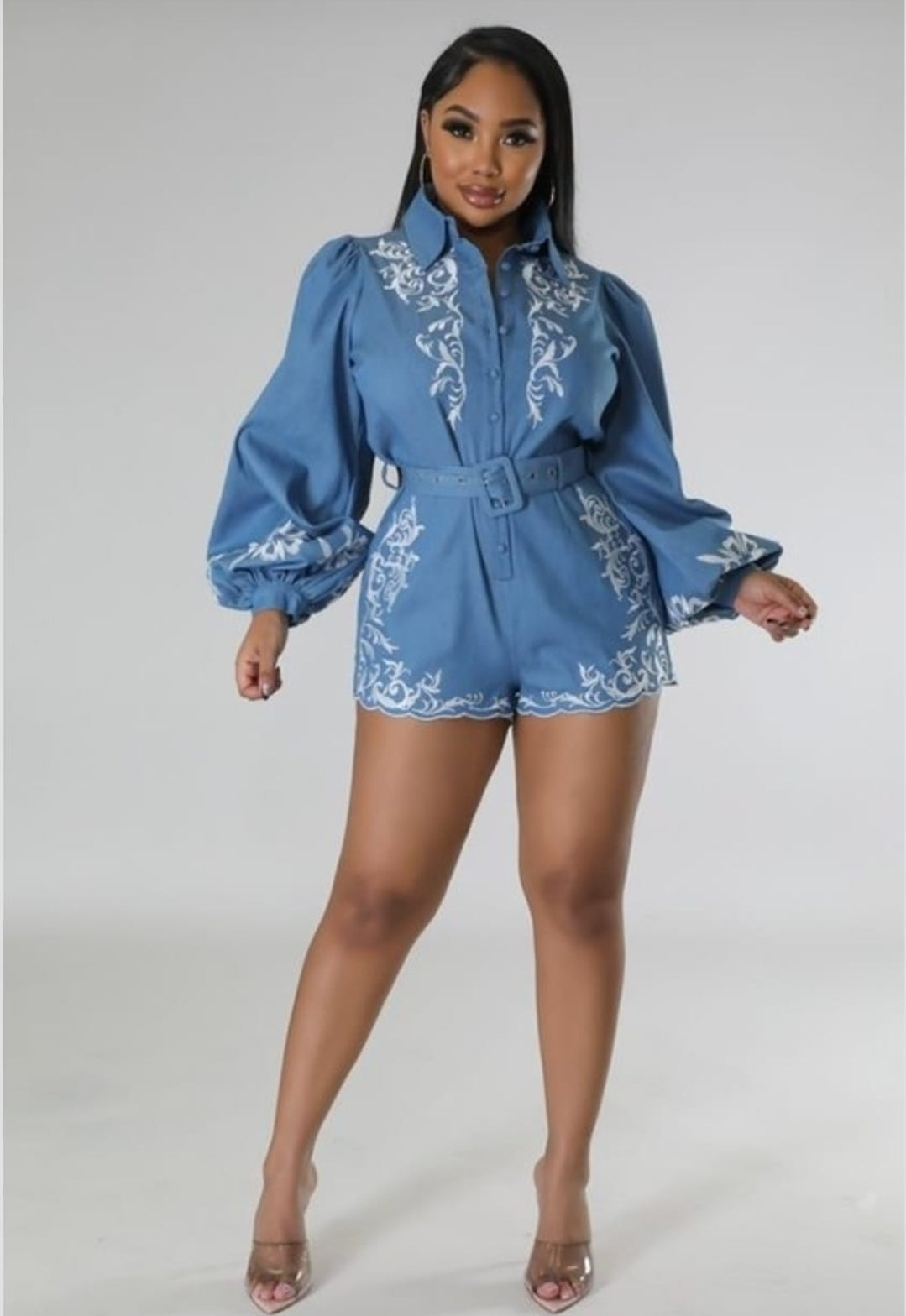 Romper azul con flores bordadas semi stretch