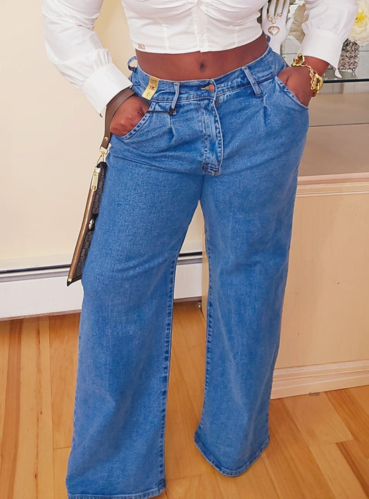 High-rise, wide fit jeans featuring tacked waist line, classic JEANS