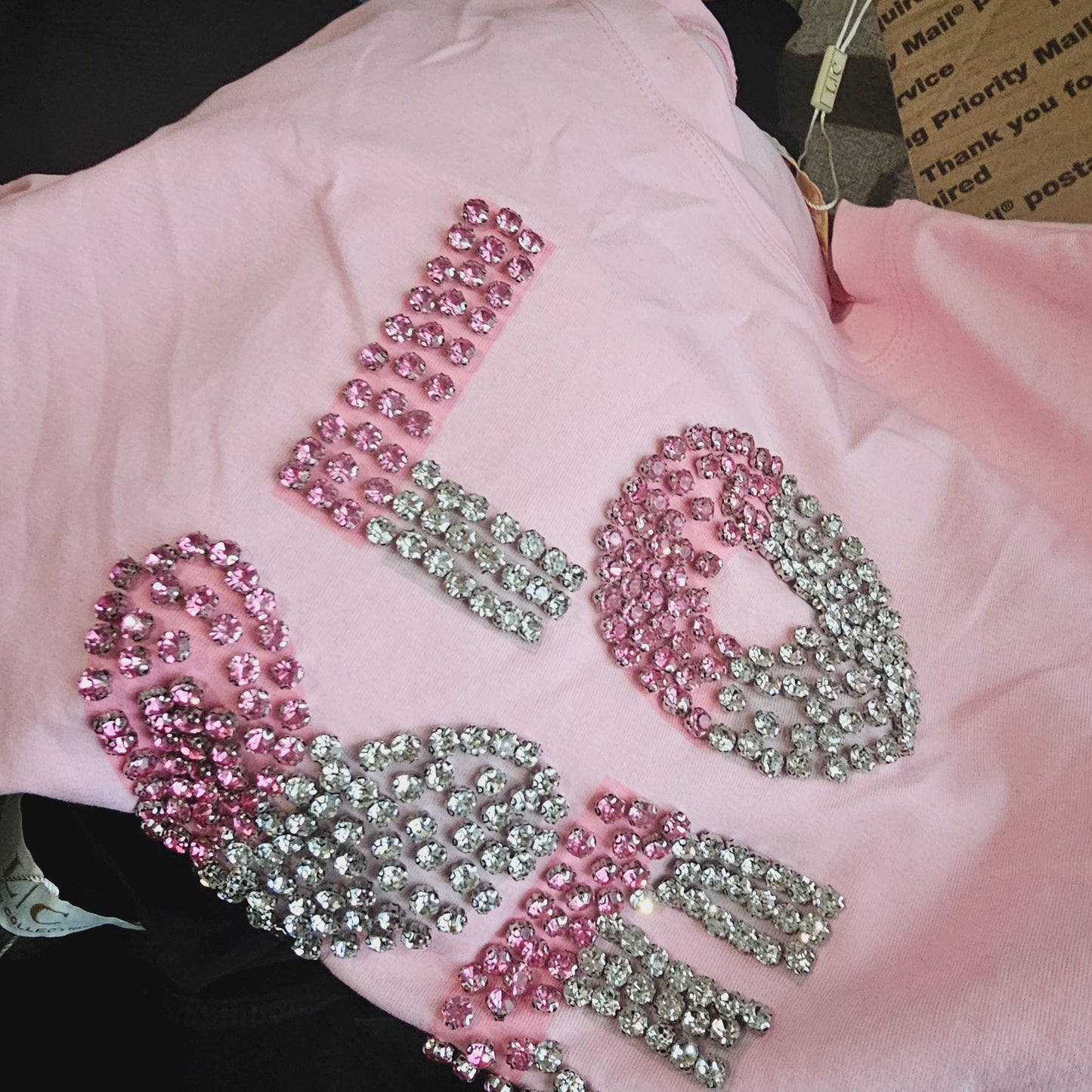 Top camiseta rosa Love con pedreria