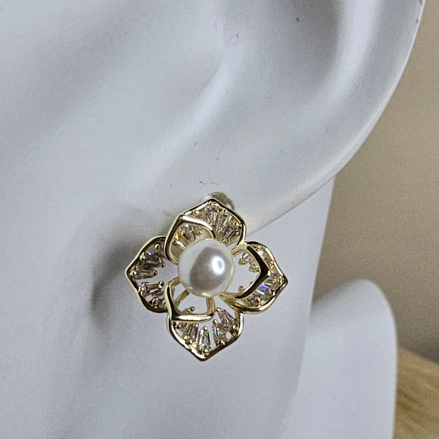 Arete flor 3d   diamantada con perla whit rhinestone AR0036