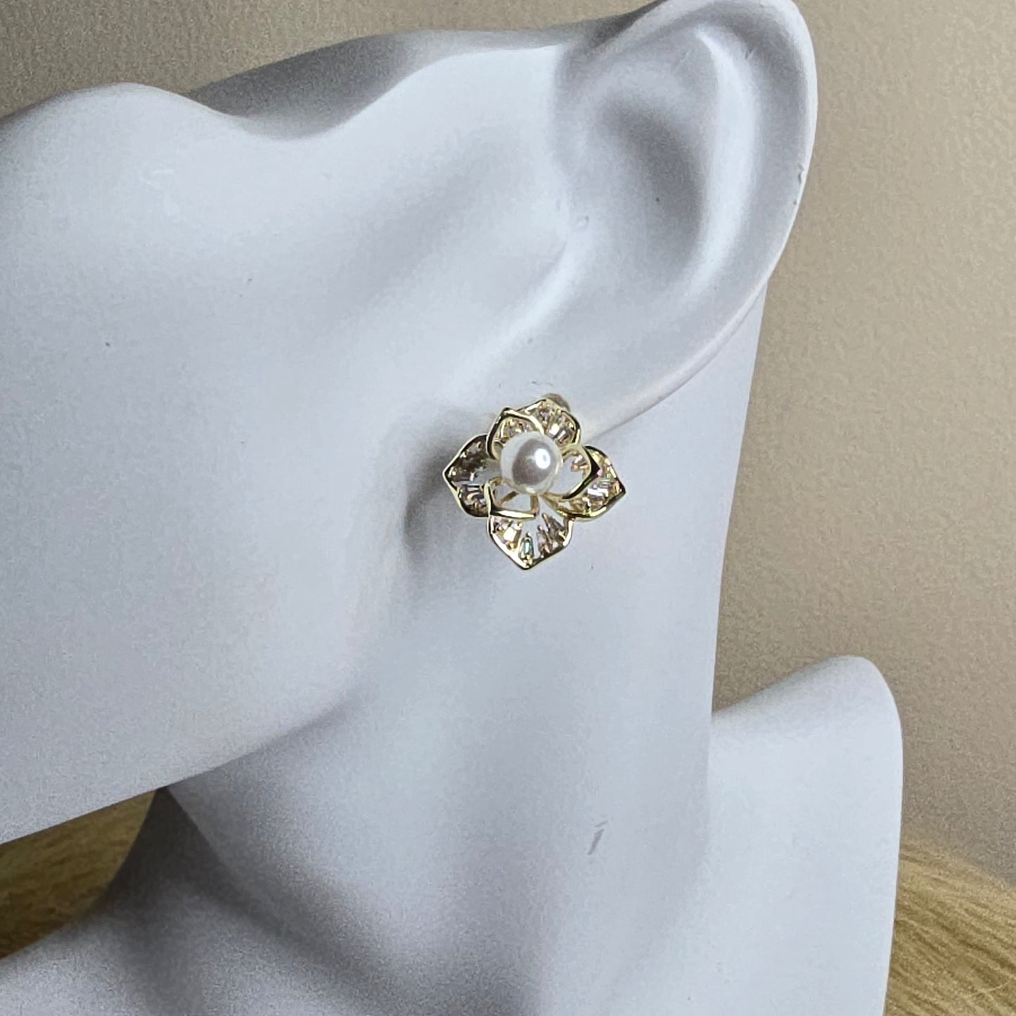 Arete flor 3d   diamantada con perla whit rhinestone AR0036